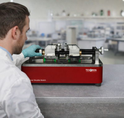 Synchronized dual-blade coplanar double notch equipment for balanced material cutting and symmetry.